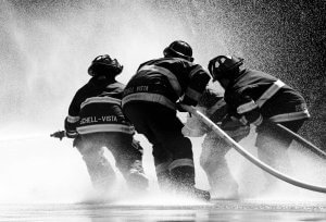 Feuerwehrmänner im Einsatz - blaulichtSMS die Zusatzalarmierung via Alarm App für Feuerwehr Rettung THW Bergwacht und Co