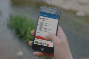 Smartphone mit eingehendem Zusatzalarm von der blaulichtSMS die Zusatzalarmierung via Alarm App für Feuerwehr Rettung THW Bergwacht und Co
