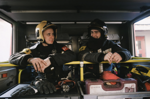 two firefighters Symbolbild der blaulichtSMS die Zusatzalarmierung via Alarm App für Feuerwehr Rettung THW Bergwacht und Co