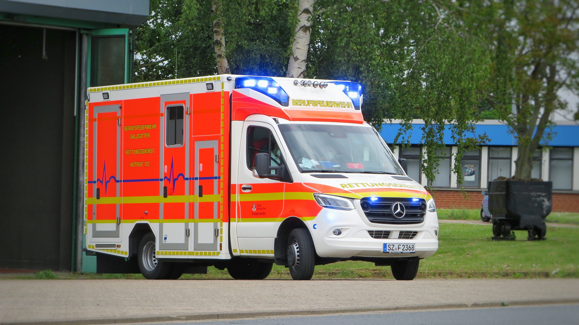 Rettungswagen mit Blaulicht Symbolbild der blaulichtSMS die Zusatzalarmierung via Alarm App für Feuerwehr Rettung THW Bergwacht und Co