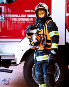Feuerwehrmann mit Halloween Maske