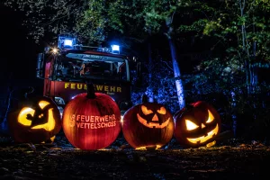 Kürbisse vor Feuerwehrauto