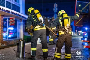 Feuerwehrmänner beim Löschen
